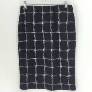 5/$20 Boutique Essentials black/white pull-on pencil  skirt. Size Medium.
